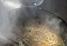 河南孩子的童年，是被一碗“糊涂面条”(花生米、黄豆、萝卜丁、野菜叶)喂大的